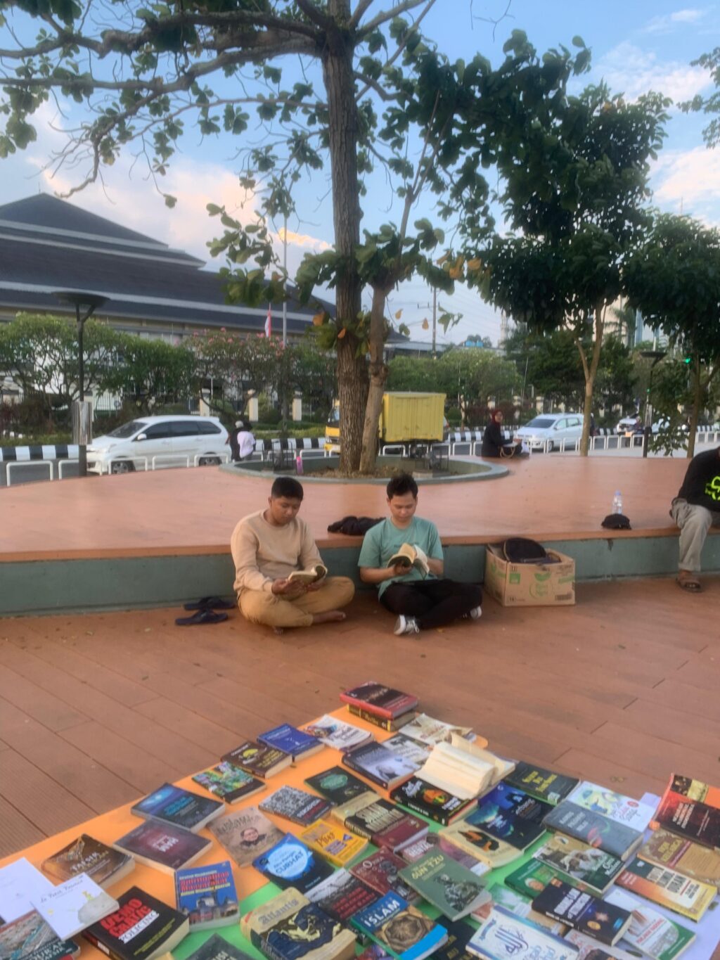 PKBM Chandradimuka Gelar Kegiatan Peningkatan Literasi di Teras Samarinda: Simbol Keterbukaan, Kebersamaan, dan Semangat Belajar di Ruang Publik 1 IMG-20250728-WA0008